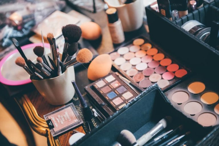 Membahas Makeup: Seni Menyempurnakan Kecantikan